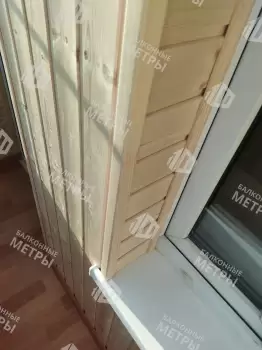 Холодное остекление балкона и отделка деревянной вагонкой