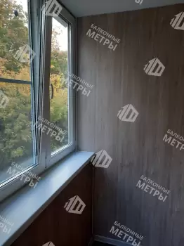 Отделка балкона под ключ ламинатом и натяжным потолком