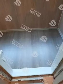 Отделка балкона под ключ ламинатом и натяжным потолком