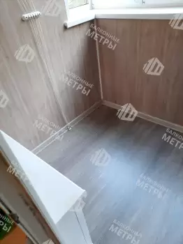 Отделка балкона под ключ ламинатом и натяжным потолком