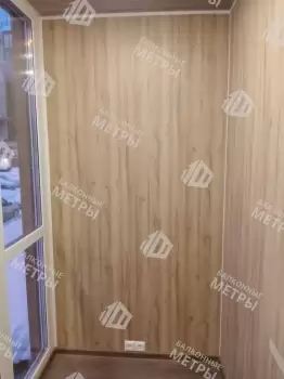 Панорамное остекление балкона и отделка ламинатом и панелями ПВХ Панорамное остекление балкона и отделка ламинатом и панелями ПВХ