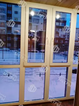 Панорамное остекление балкона и отделка ламинатом и панелями ПВХ Панорамное остекление балкона и отделка ламинатом и панелями ПВХ