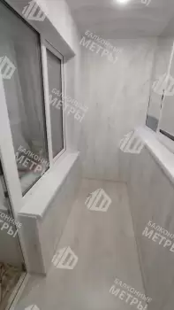 Отделка пола и потолка на балконе в кирпичном доме индивидуальной планировки