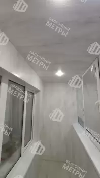 Отделка пола и потолка на балконе в кирпичном доме индивидуальной планировки